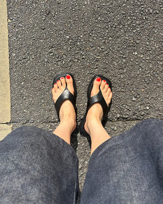 Square design flip sandals