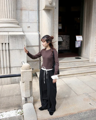 Layered design one-tuck slacks