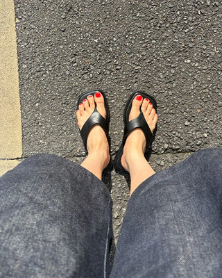 Square design flip sandals