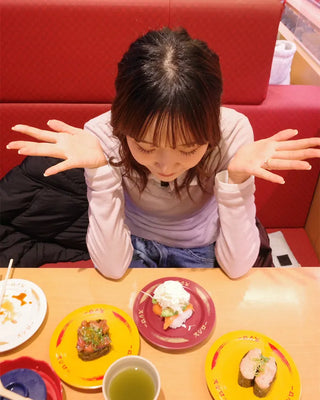 Open-collar long-sleeve T-shirt