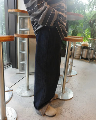 Rolled-up rigid denim pants