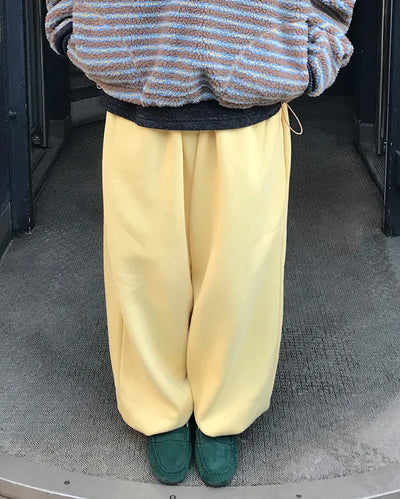Fleece-lined one-pleat sweatpants