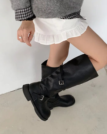 Wide buckle long boots