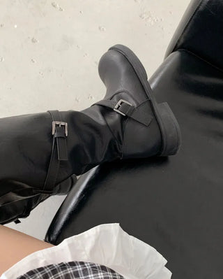 Wide buckle long boots