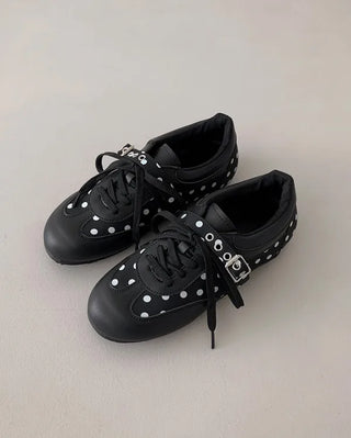 Sneakers with polka dot buckles