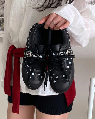 Sneakers with polka dot buckles