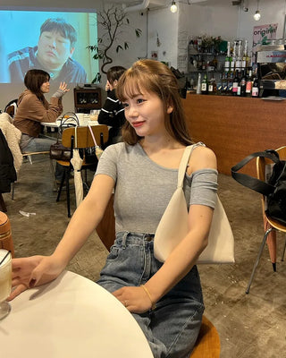 One-shoulder strap half-sleeve T-shirt