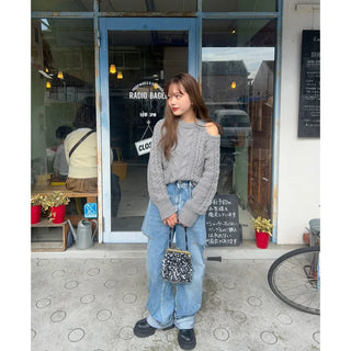 One-shoulder cable knit