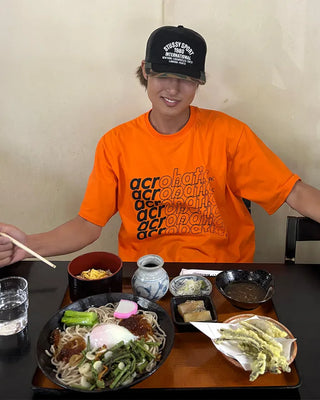 Acrobatic Lettering Half-Sleeve T-Shirt