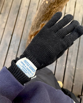 Label knit gloves