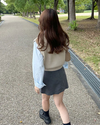 V-neck ribbed hem semi-cropped knit vest