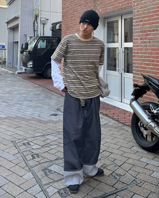 Rolled-up rigid denim pants