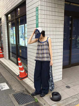 Wide-legged pleated chino pants