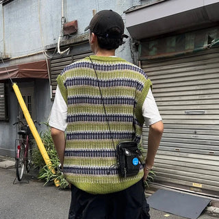 V-neck pattern knit vest