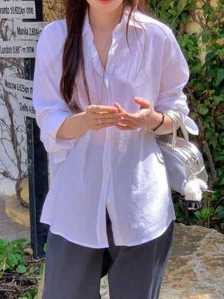 Loose-fit linen shirt (4c)