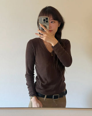 V-neck slim-fit knit