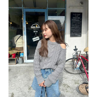One-shoulder cable knit