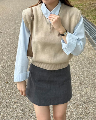 V-neck ribbed hem semi-cropped knit vest