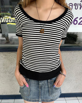 Oval neck striped tight T-shirt