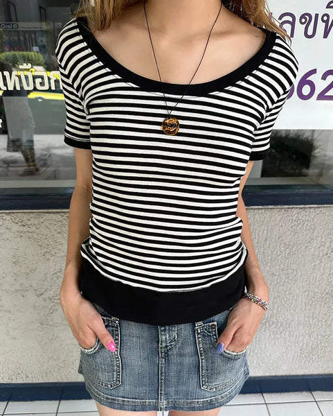 Oval neck striped tight T-shirt