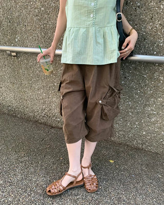 Wide cargo shorts