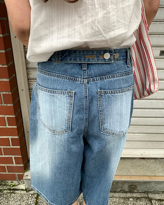 Back-button Bermuda shorts