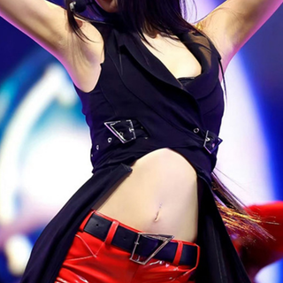 Sleeveless v neck buckle solid crop top