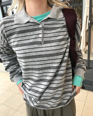 Colored neck striped knit