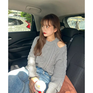 One-shoulder cable knit