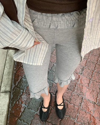 Ribbed Frill Capri Pants