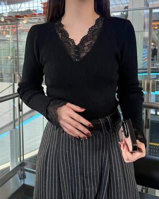 V-neck lace-point knit