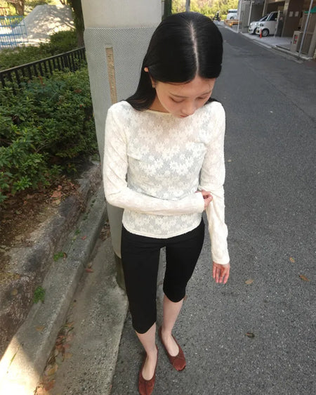 U-neckline floral lace T-shirt