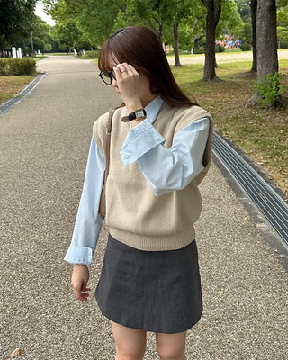 V-neck ribbed hem semi-cropped knit vest