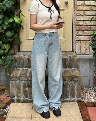 Wide-leg denim jeans with rear pockets
