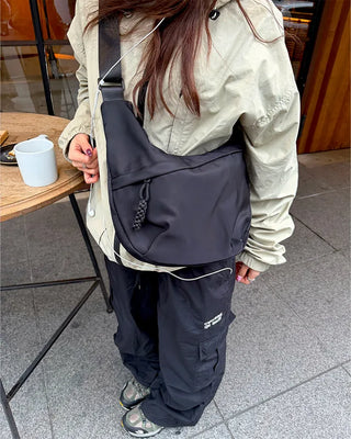 Hooded windbreaker with pockets