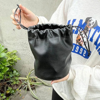 Simple retro bucket bag