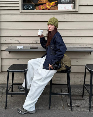 Wide sweatpants with side pockets