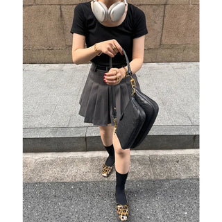 Simple U-neck T-shirt