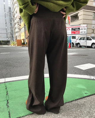 One-pleat slacks