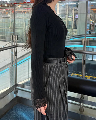 V-neck lace-point knit