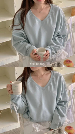 Loose-fitting stitched ribbon V-neck sweatshirt (4c)
