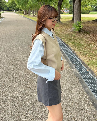V-neck ribbed hem semi-cropped knit vest