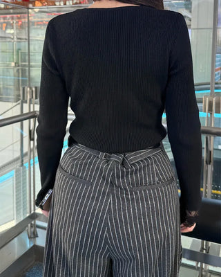 V-neck lace-point knit