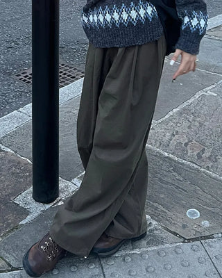 Cotton two-pleat wide-leg pants with key loop.