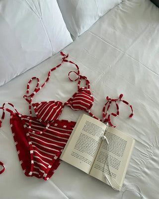 Bordered string bikini