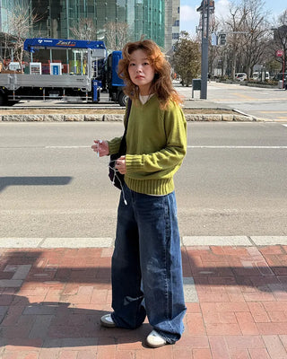 V-neck loose-fit knit