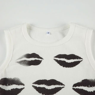 Crewneck ribbed lips print contrast crop top