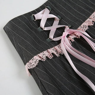 A line pleated lace hem zip-up ribbon mini skirt