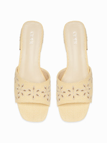 FLOWER CHUNKY HEELED SANDALS