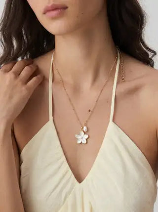 FLOWER & FAUX PEARL NECKLACE